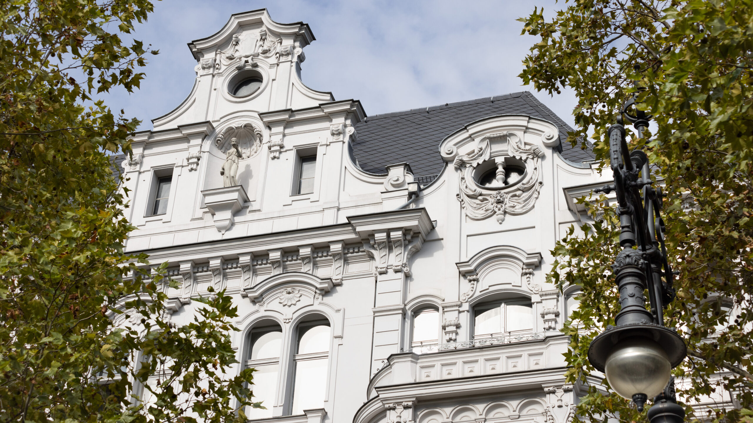 Fassade einer Altbauimmobilien in Berlin