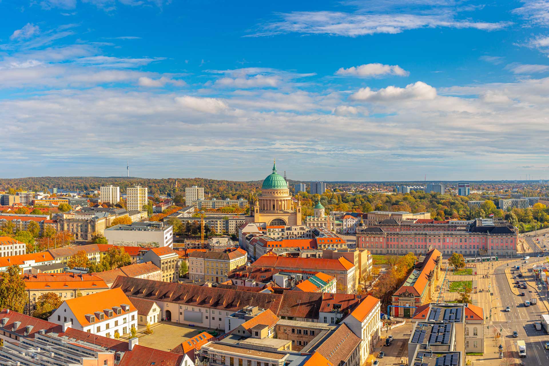Luftaufnahme mit Blick über Potsdam, Symbolisiert Immobilienpreise Brandenburg