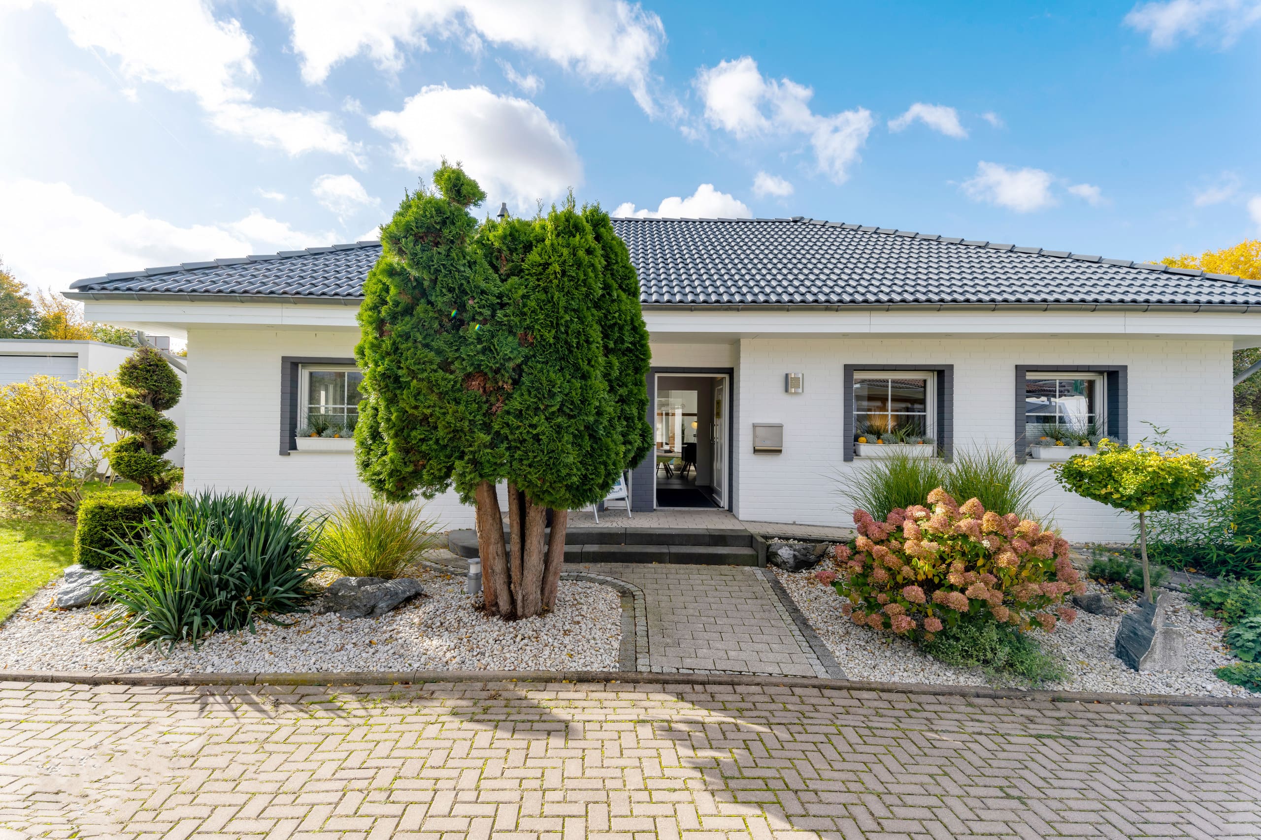 Ein freistehender Bungalow mit großem Vorgarten