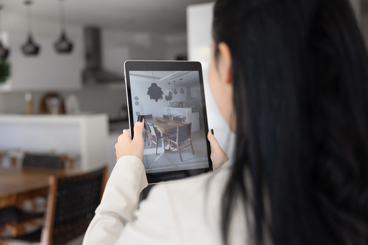 Frau hält Ipad