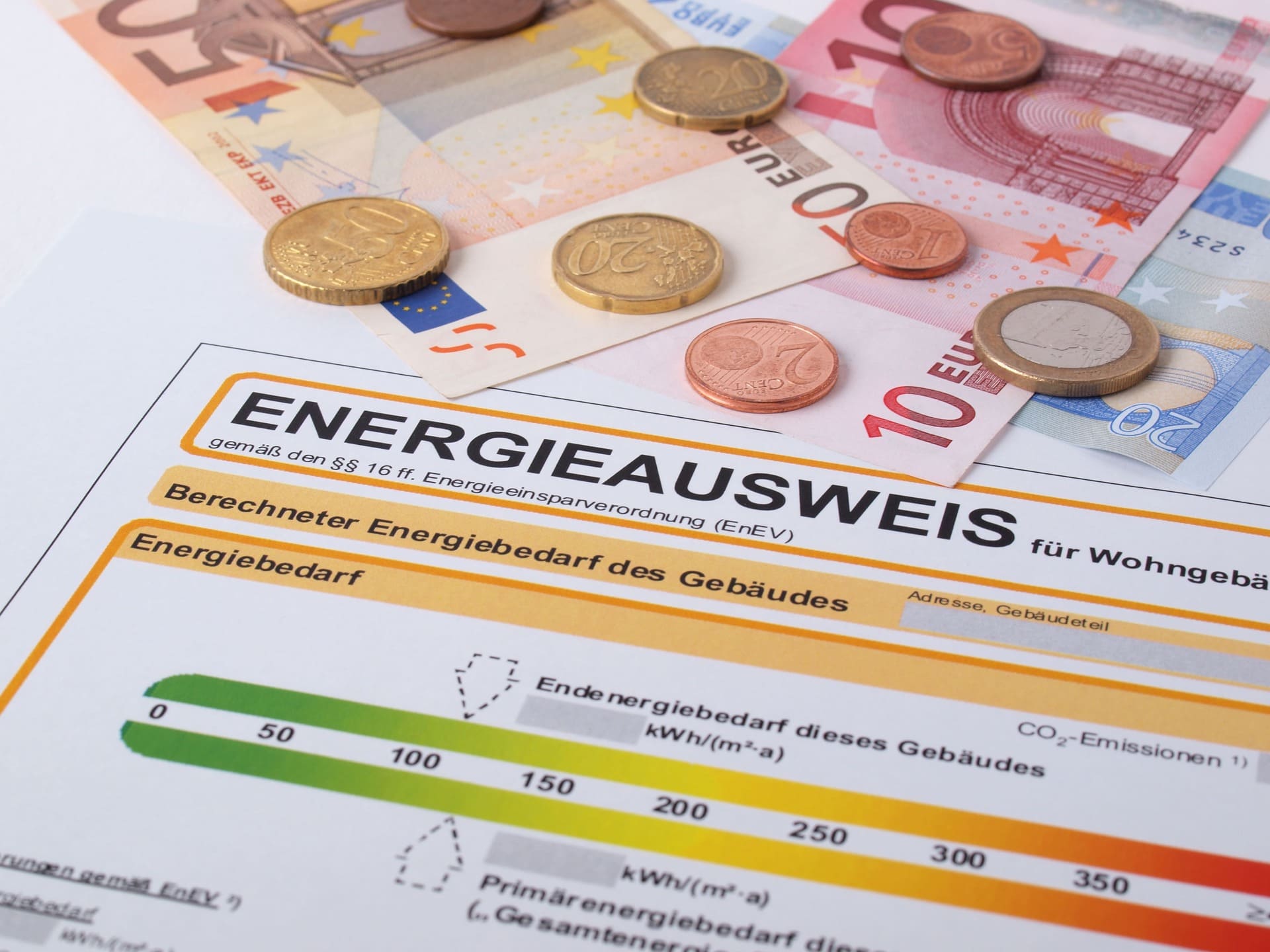 Euro-Geld und Energieausweis-Dokument.
