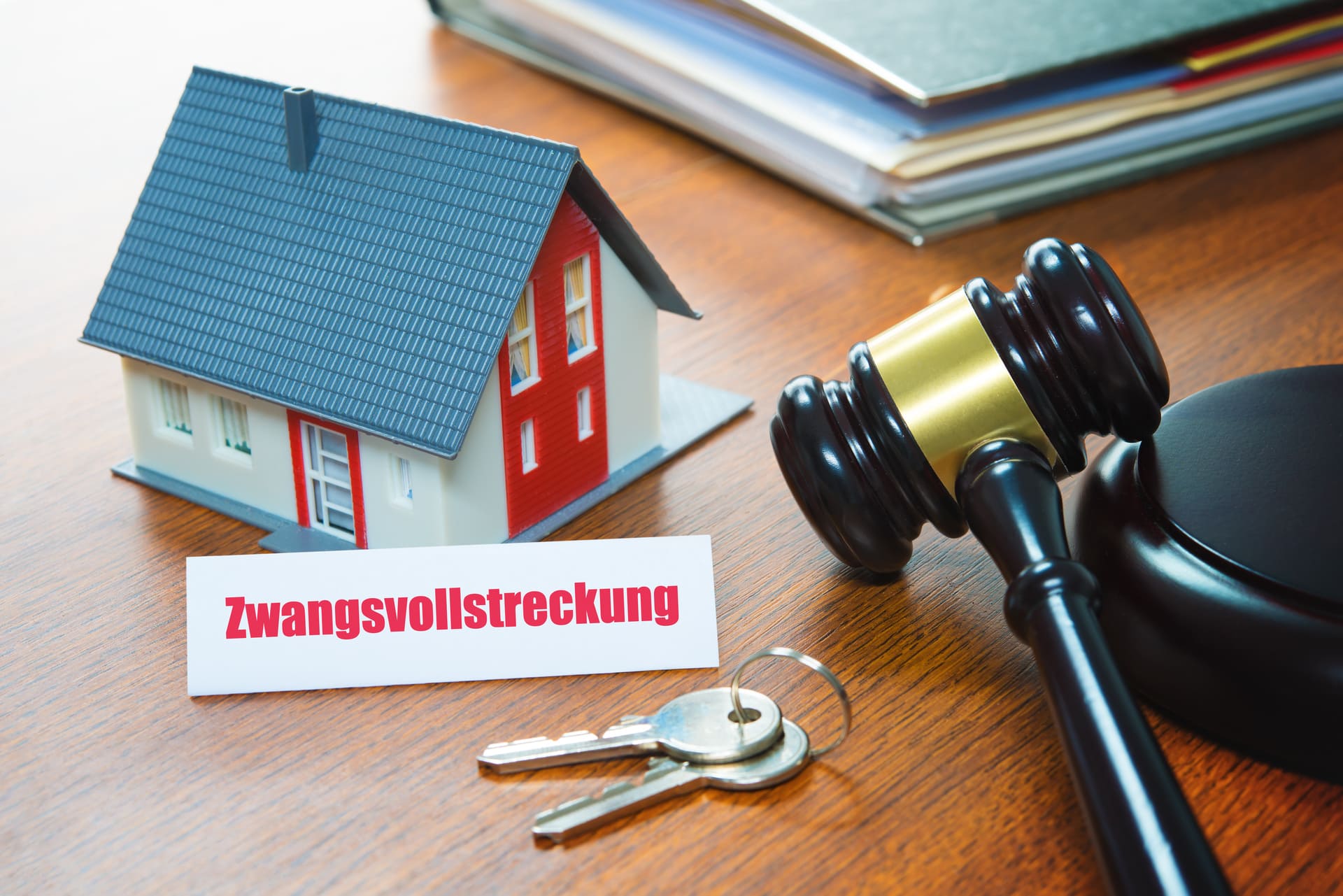 Richterhammer, Hausmodell, Schlüssel und Schild "Zwangsvollstreckung.