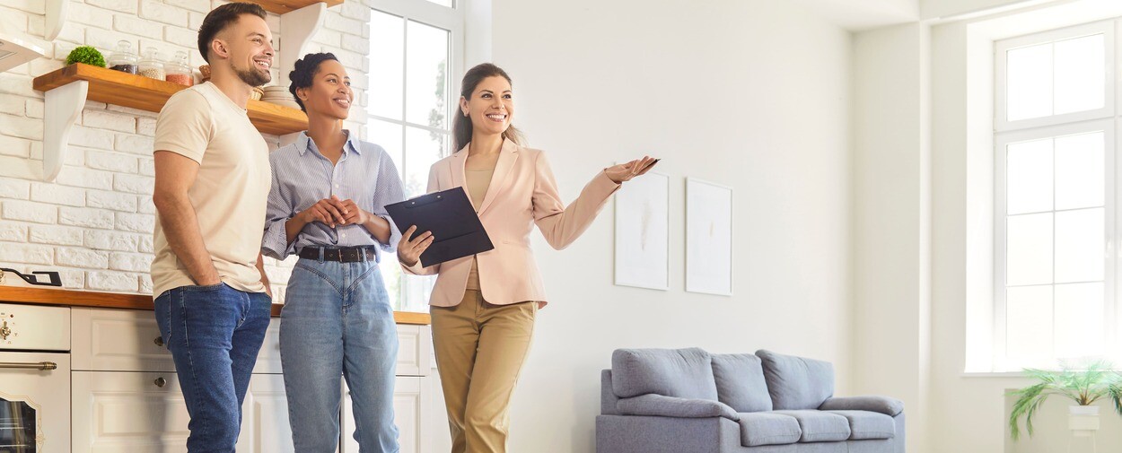 Immobilienmaklerin mit Kunden