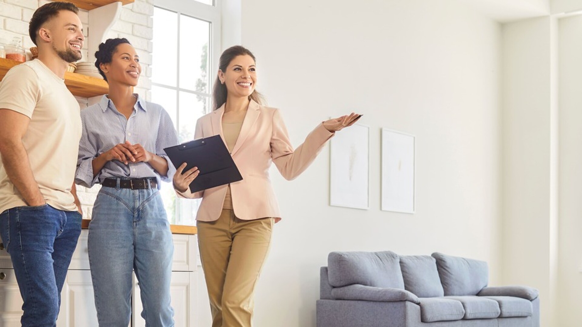 Immobilienmaklerin mit Kunden