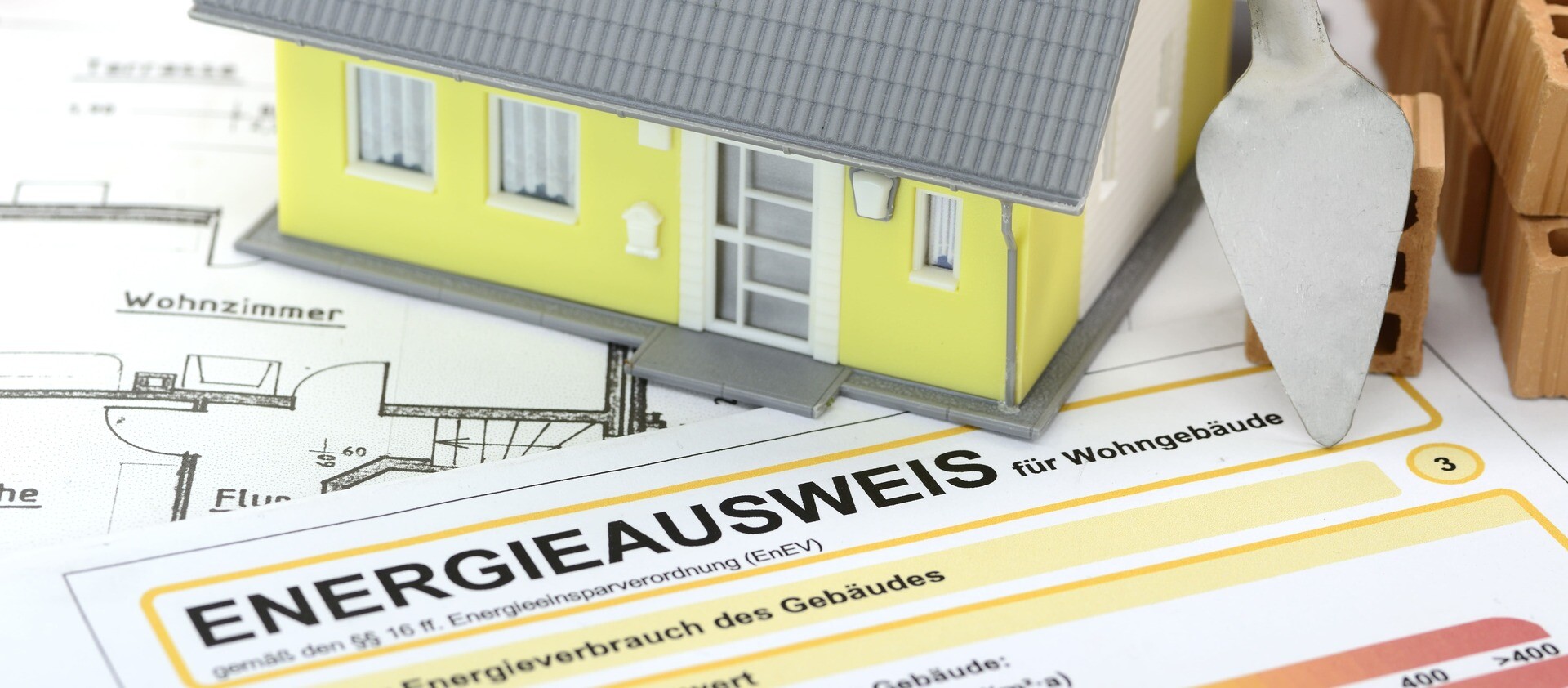 Miniaturhaus auf einem Energieausweis