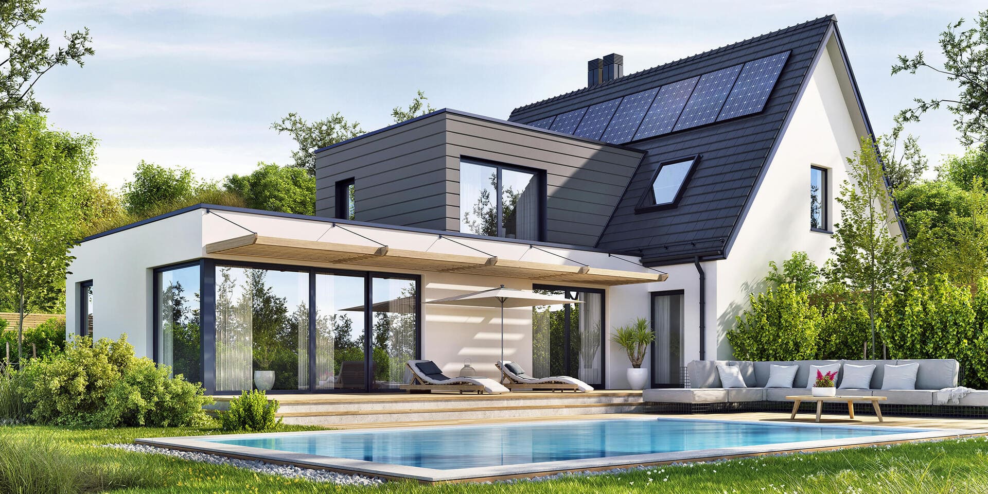 Haus mit Solarpanels, großen Fenstern, Pool und Gartenmöbeln.