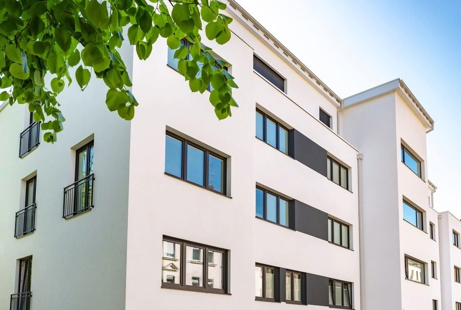 Weiße Wohnhausfassade