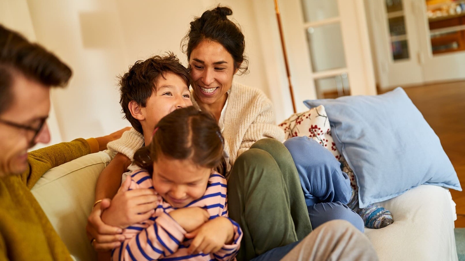 Familie sitzt auf einer Couch
