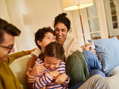 Familie sitzt auf einer Couch