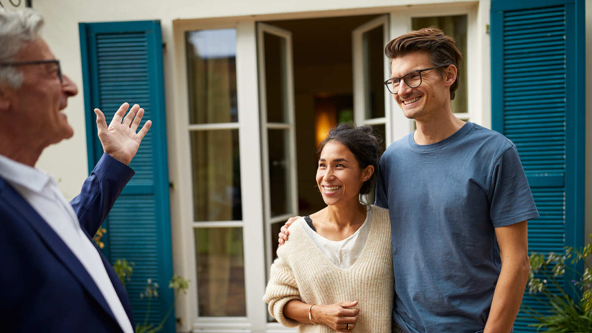 Ein Makler zeigt einem Paar ein Haus