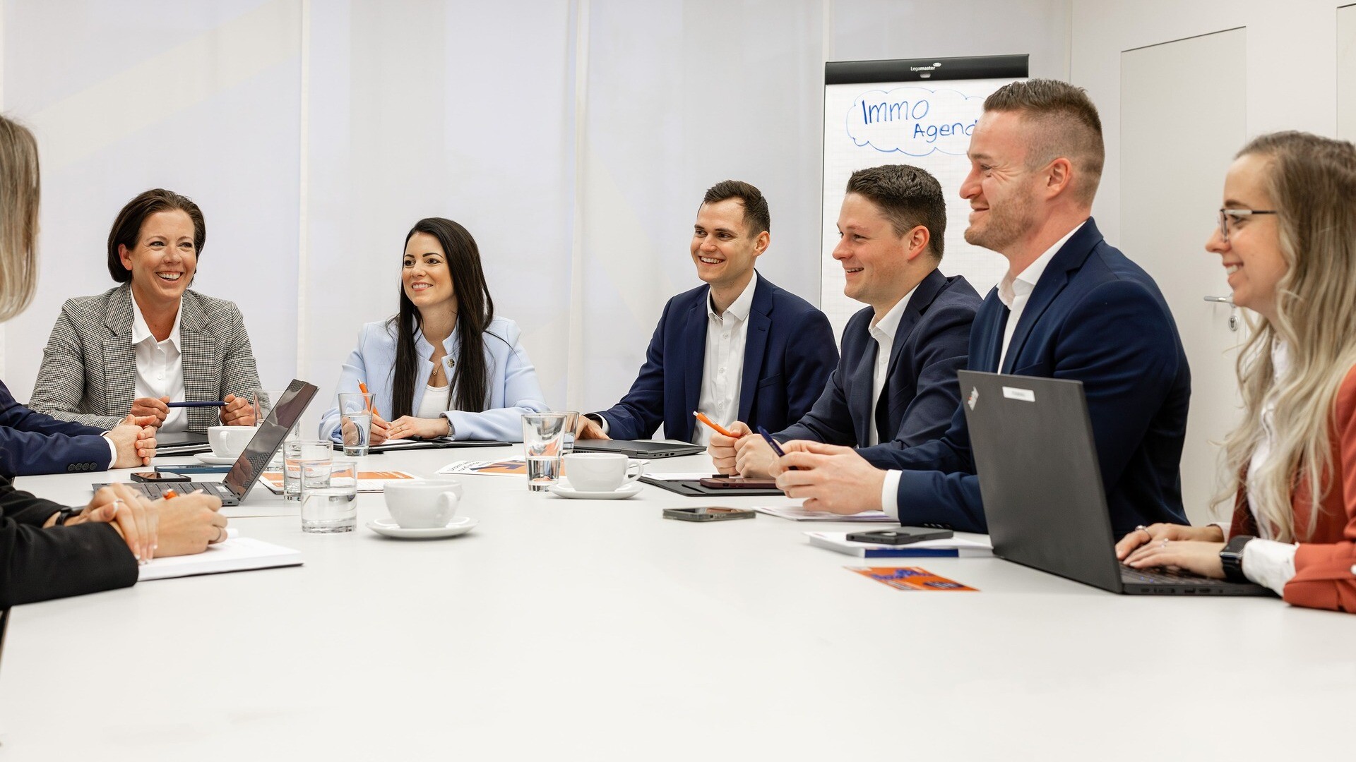 Team sitzt am Tisch in einem Meeting