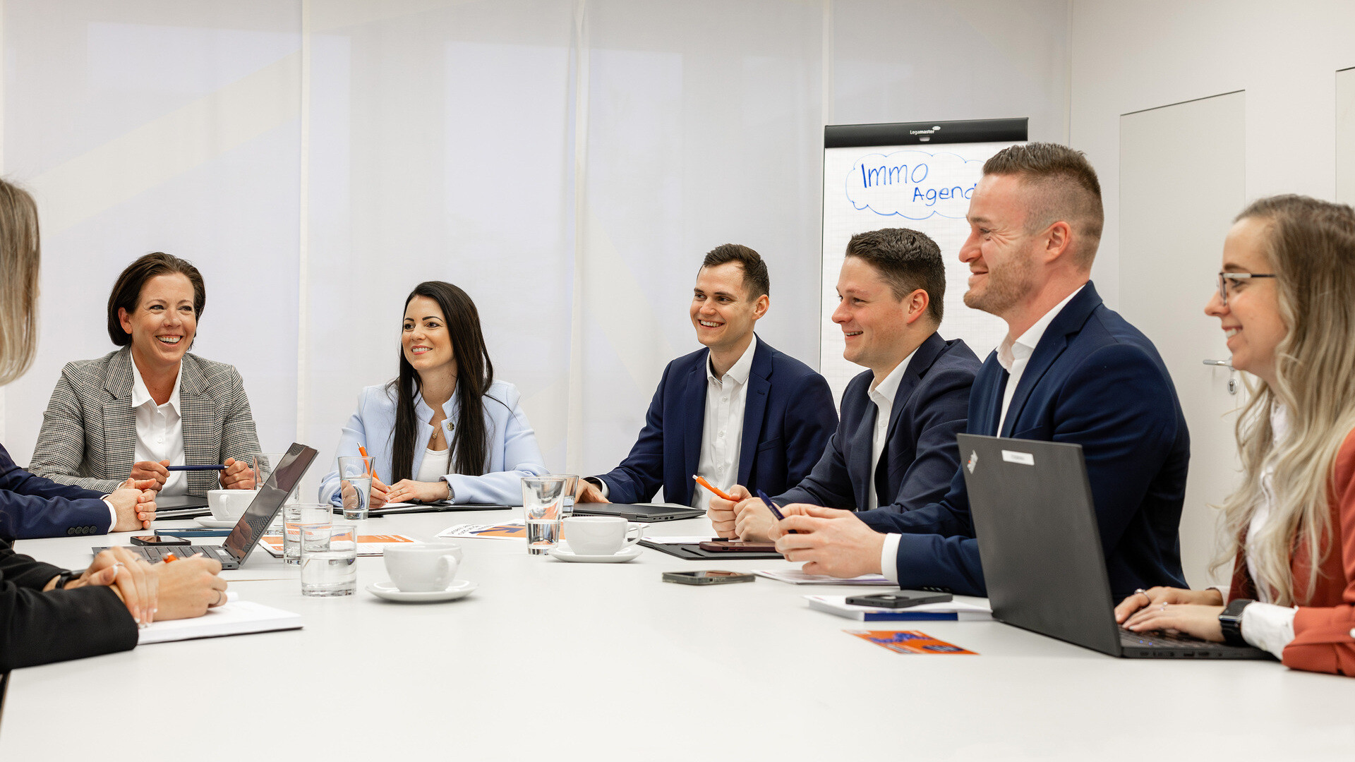 Team sitzt am Tisch in einem Meeting