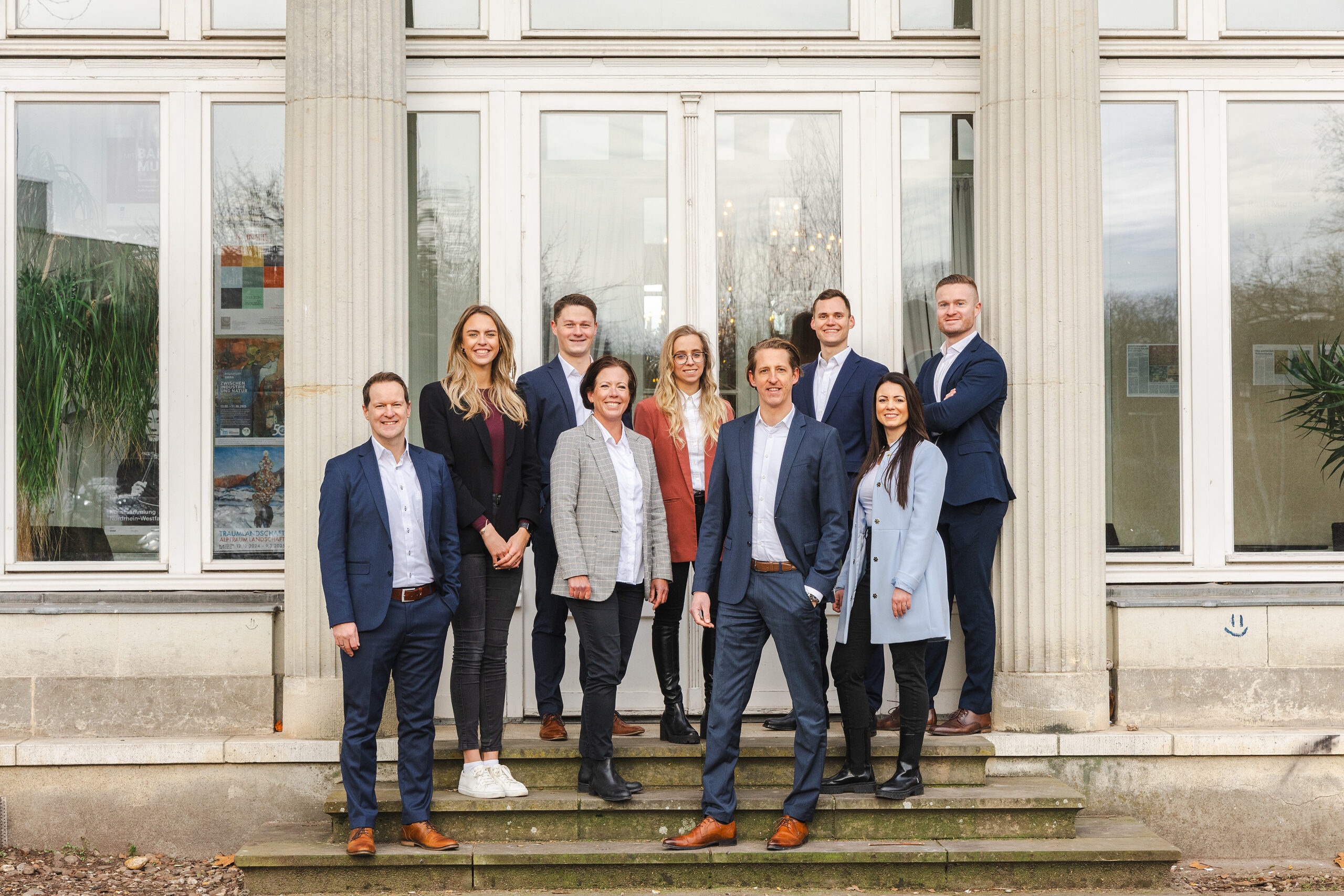 Team VR Bank-Immobilien vor Museum