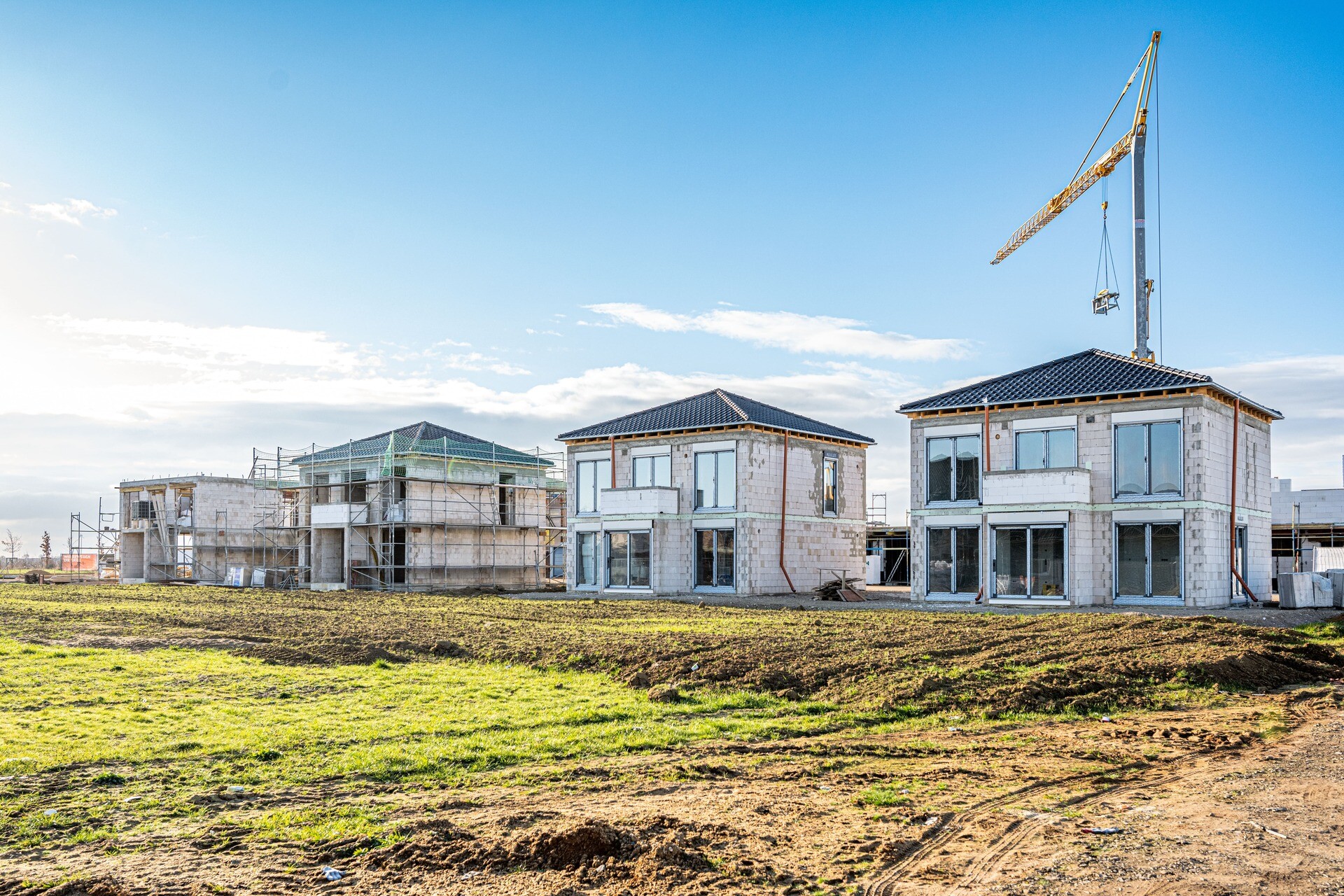 Baustelle mit Kran in Neubaugebiet