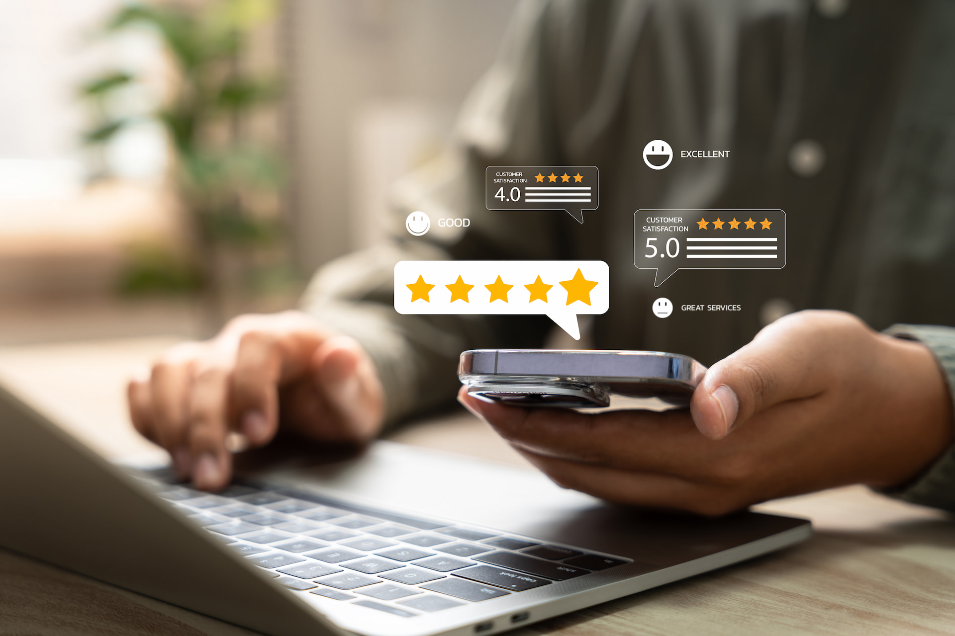 Frau hält Smartphone in der Hand