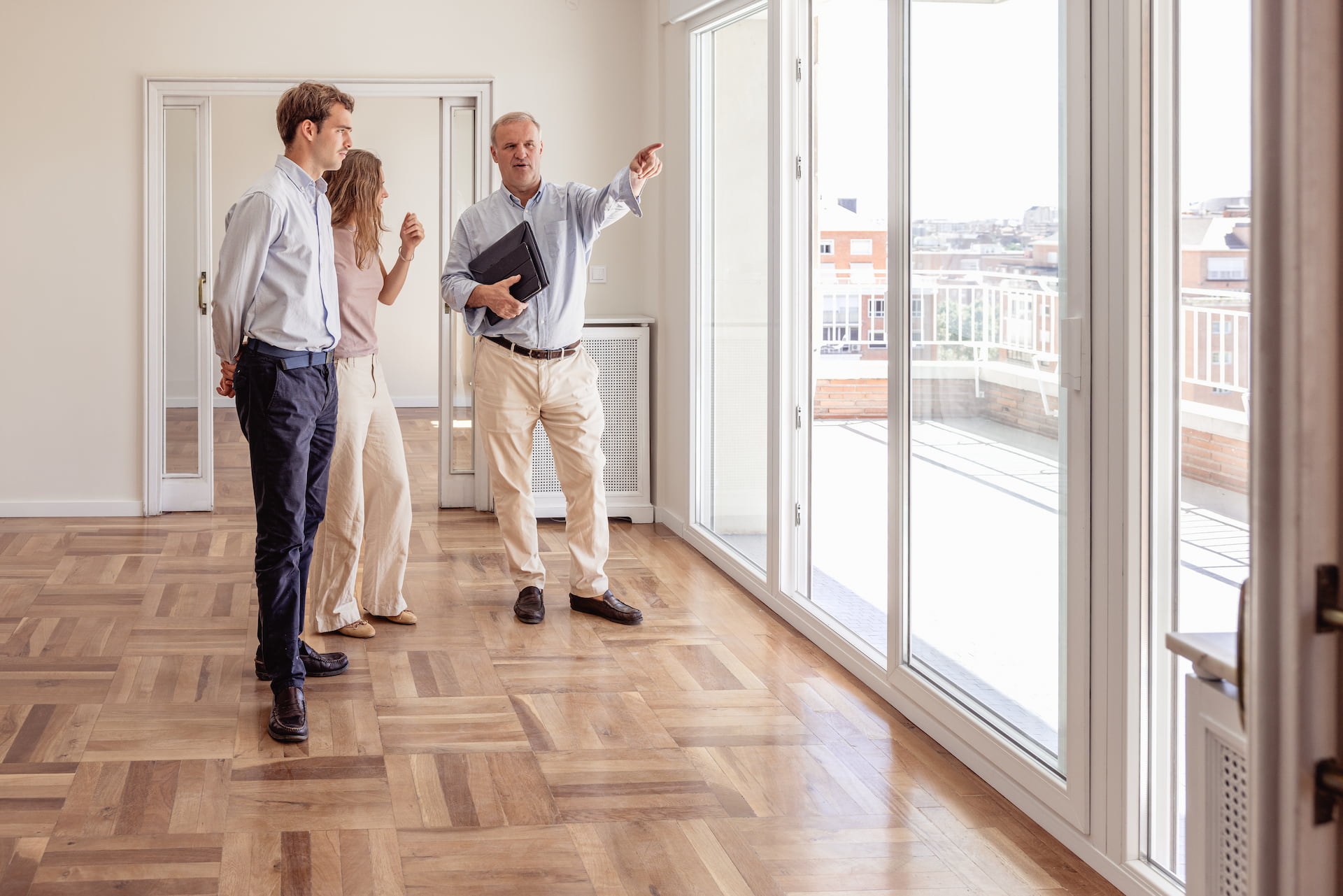 Makler zeigt Wohnung
