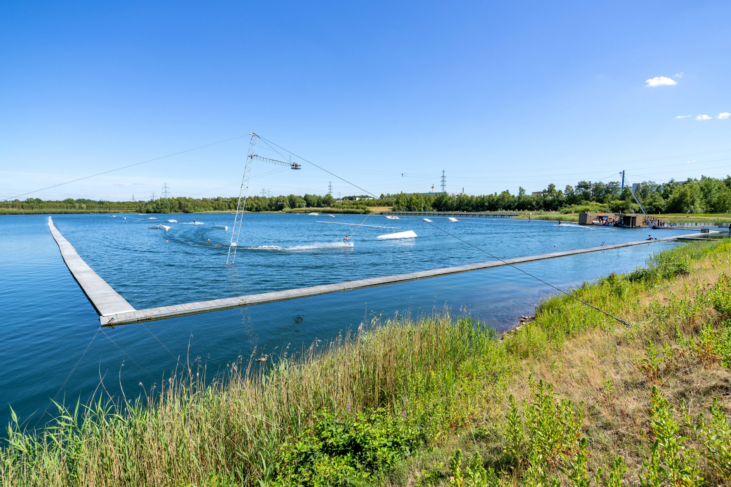 Menschen fahren auf einem See Wasserski