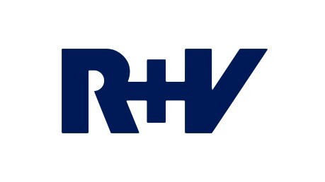 Dunkelblaues R+V-Logo auf weißer, fetter, moderner Schrift.