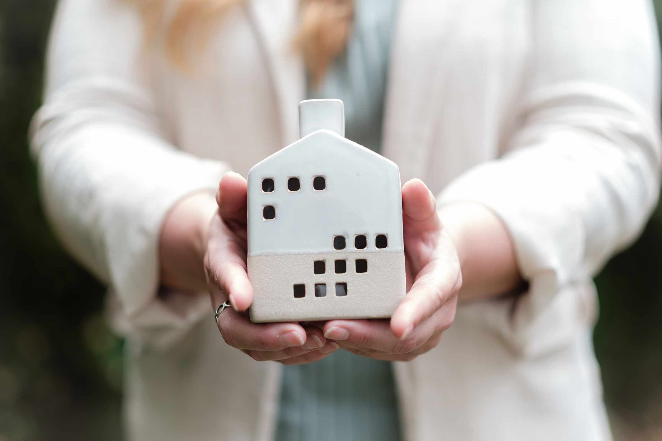 Miniatur Haus wird gehalten