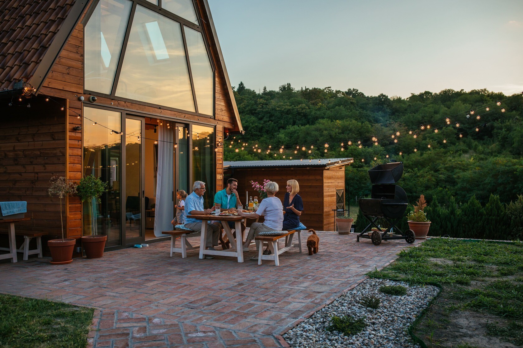 Familie grillt im Garten