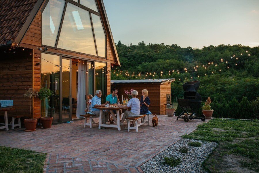 Familie grillt im Garten