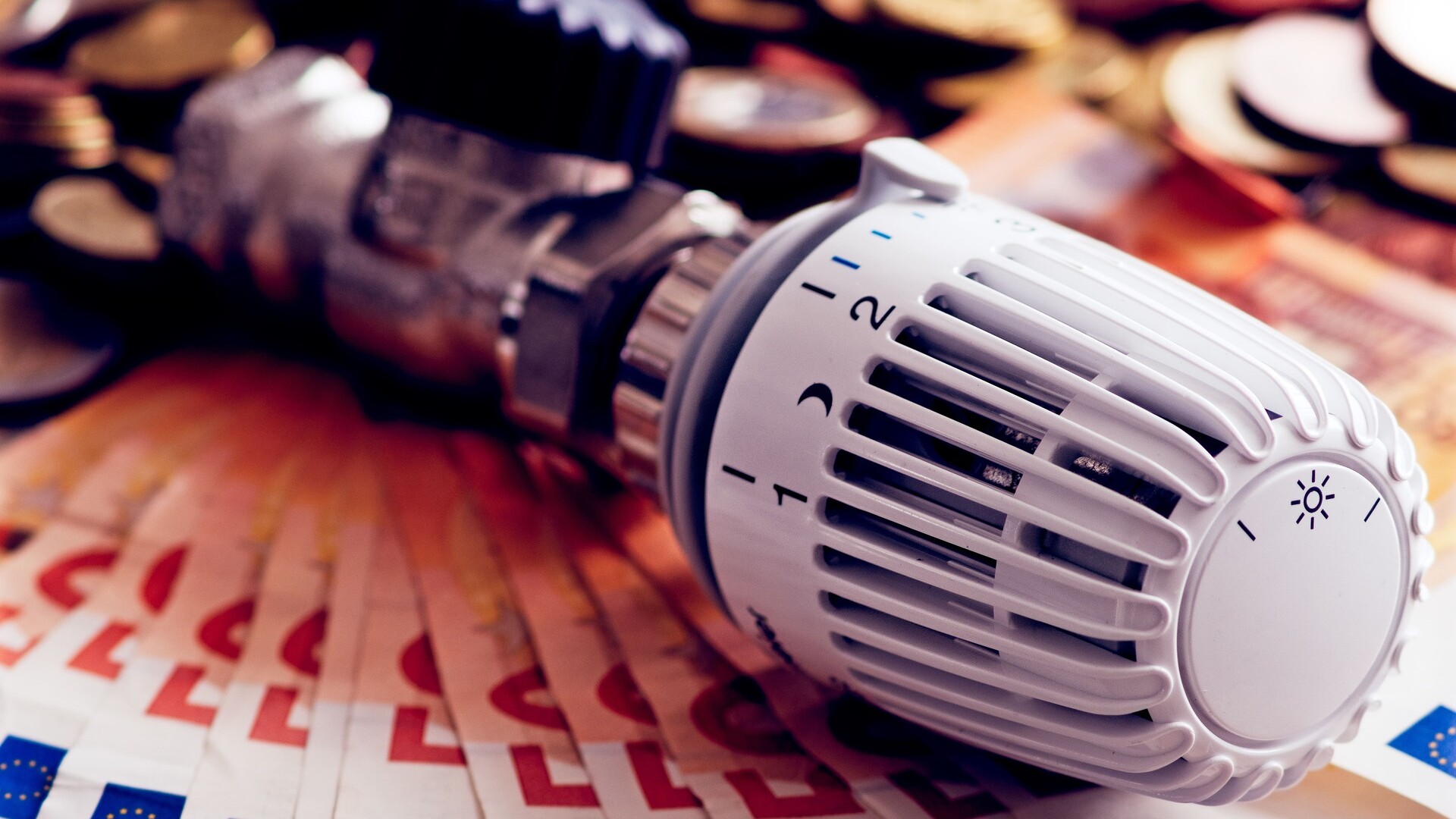 Gelscheine und Thermostat für Heiz- und Energiekosten