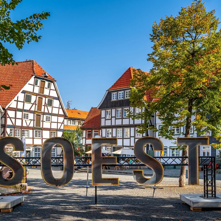 Marktplatz von Soest mit Fachwerkhäusern und dem Schriftzug SOEST