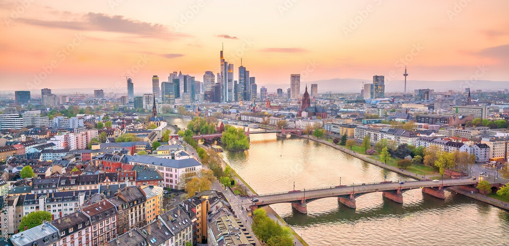 Blick über Frankfurt am Main mit der Skyline im Hintergrund