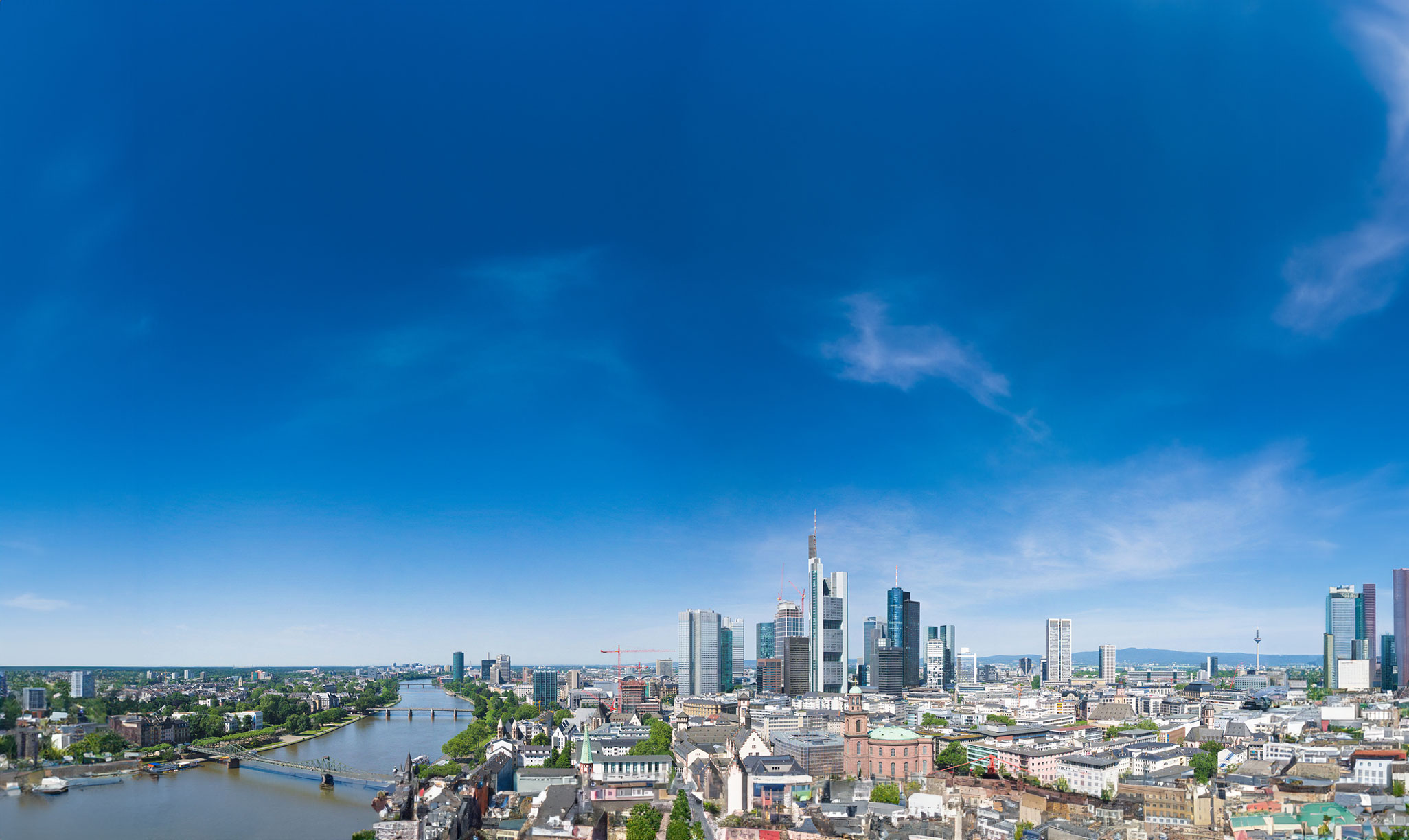 Blick über Frankfurt am Main mit der Skyline im Hintergrund