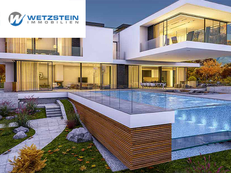 Modernes zweistöckiges Haus mit großem Pool und bodentiefen Fenstern bei Dämmerung, umgeben von Garten mit Herbstlaub