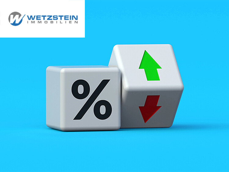 Zwei Würfel, einer mit Prozentzeichen, der andere mit grünem Pfeil nach oben und rotem Pfeil nach unten