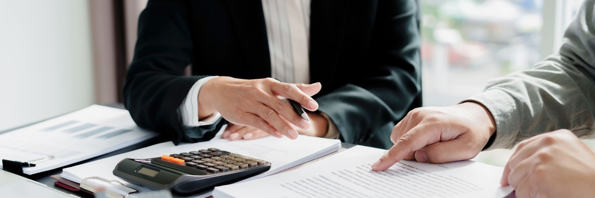 Makler berät Kunden