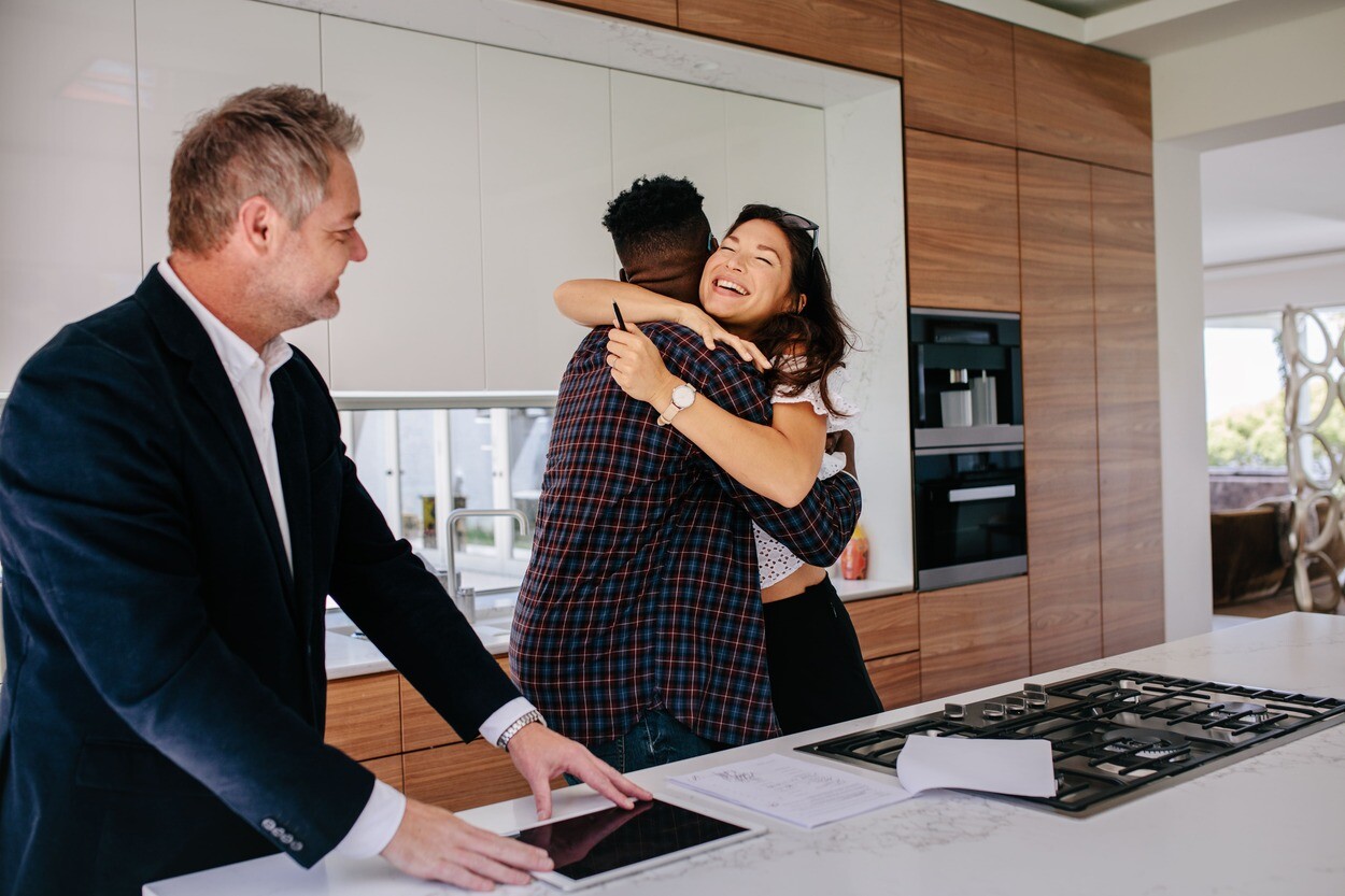 Makler mit glücklichen Kunden