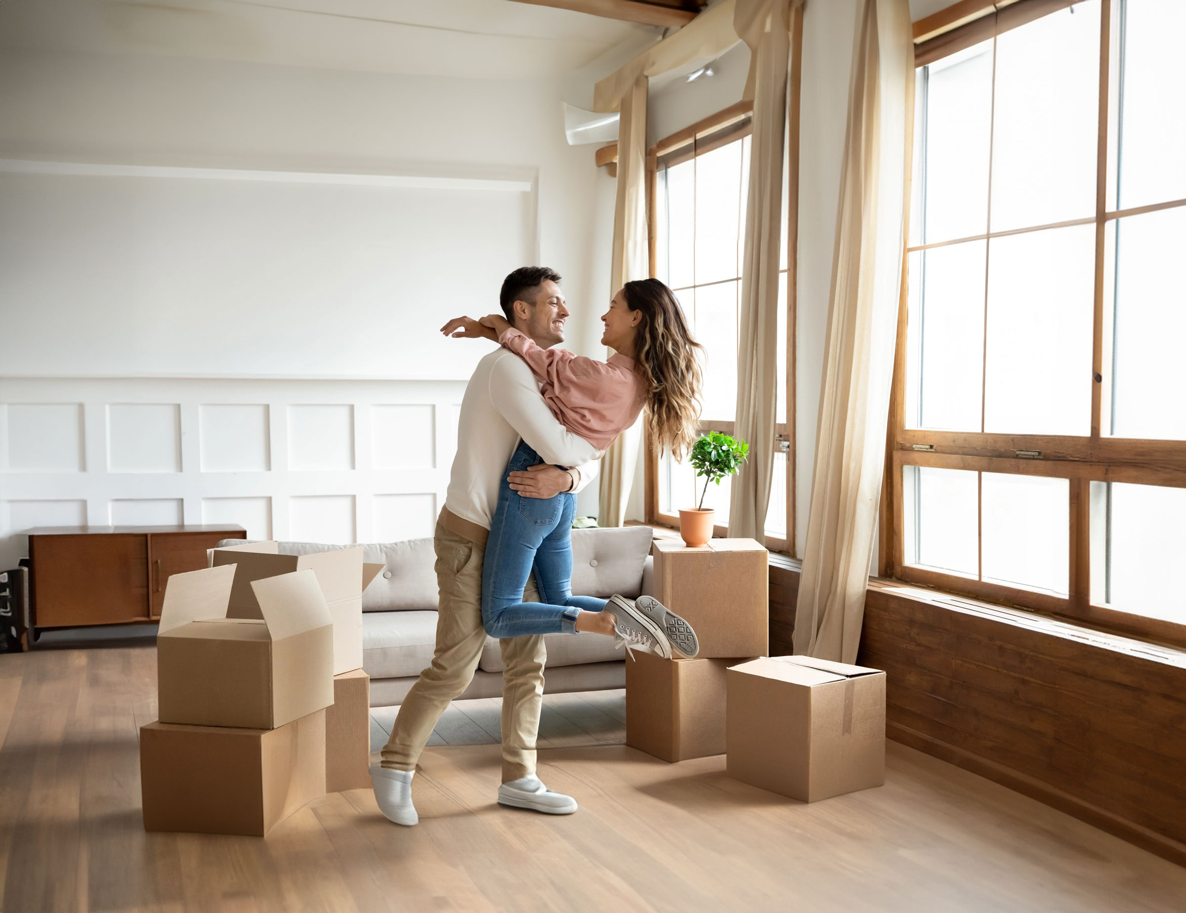 Junges Paar zieht in neue Wohnung ein.
