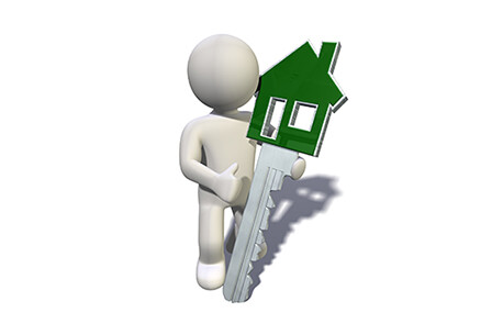 3D Figur mit großem Schlüssel und grünem Hauskopf, Daumen hoch.