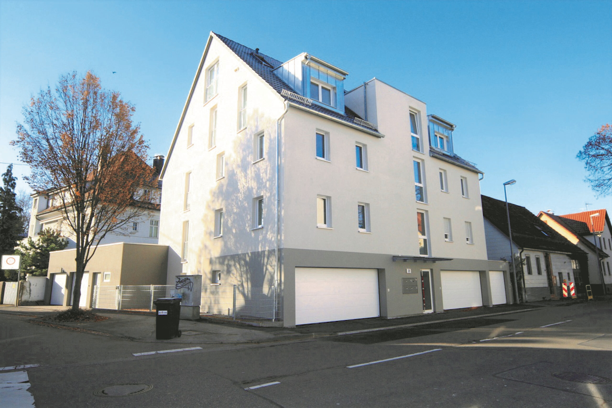 Apartmenthaus mit Garagen, sonniger Tag