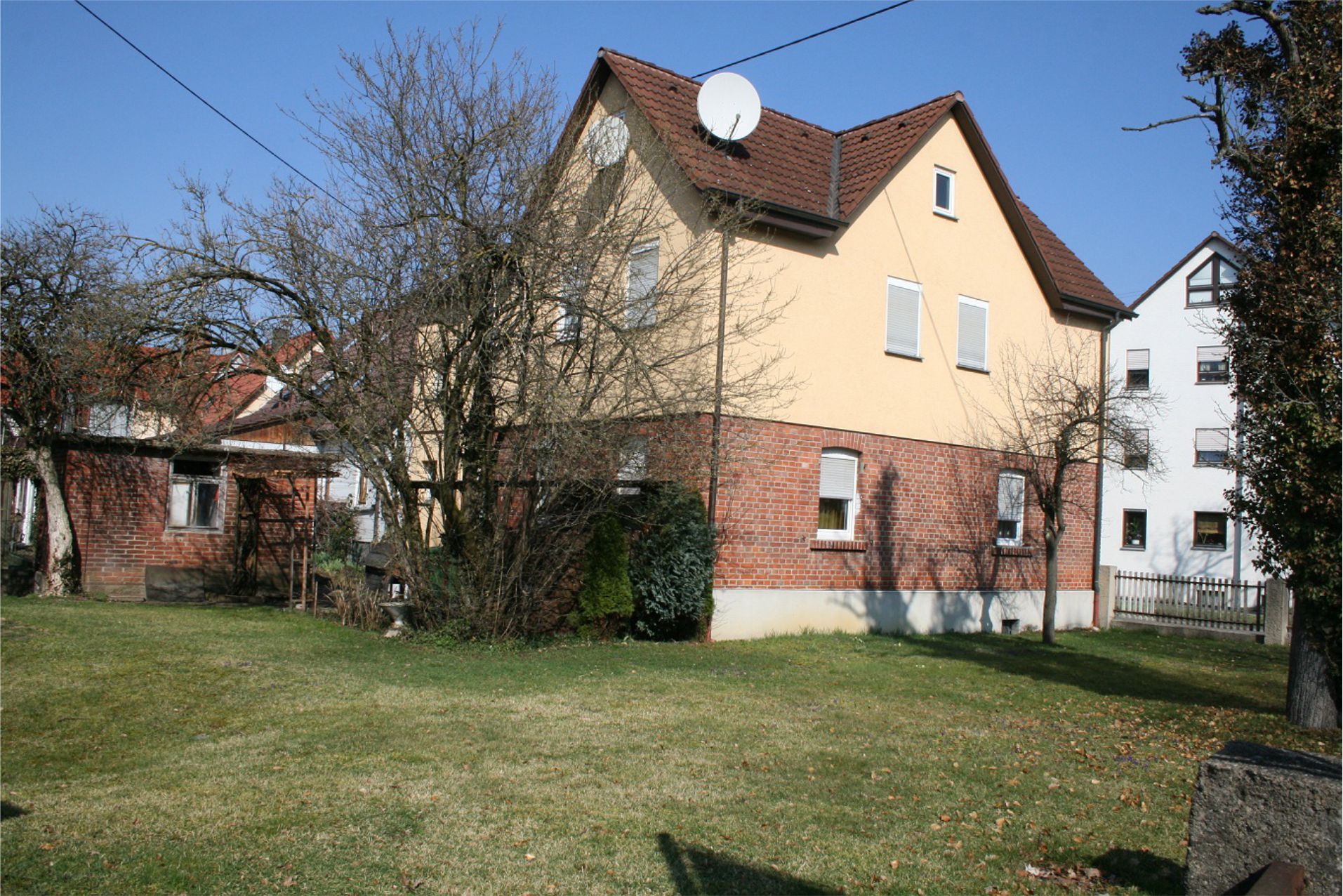 Zweistöckiges Haus mit Bäume und Garten