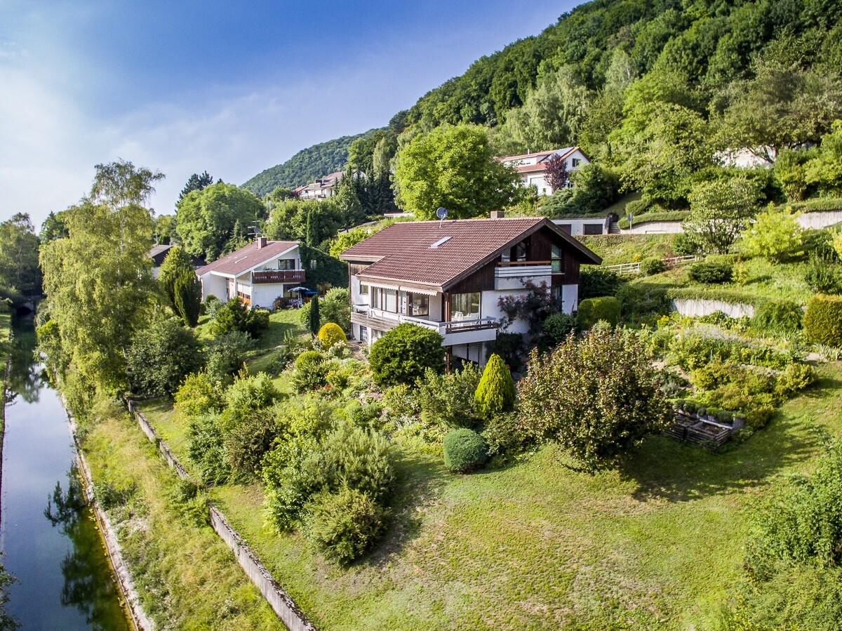 Haus mit großem Garten in Hanglage