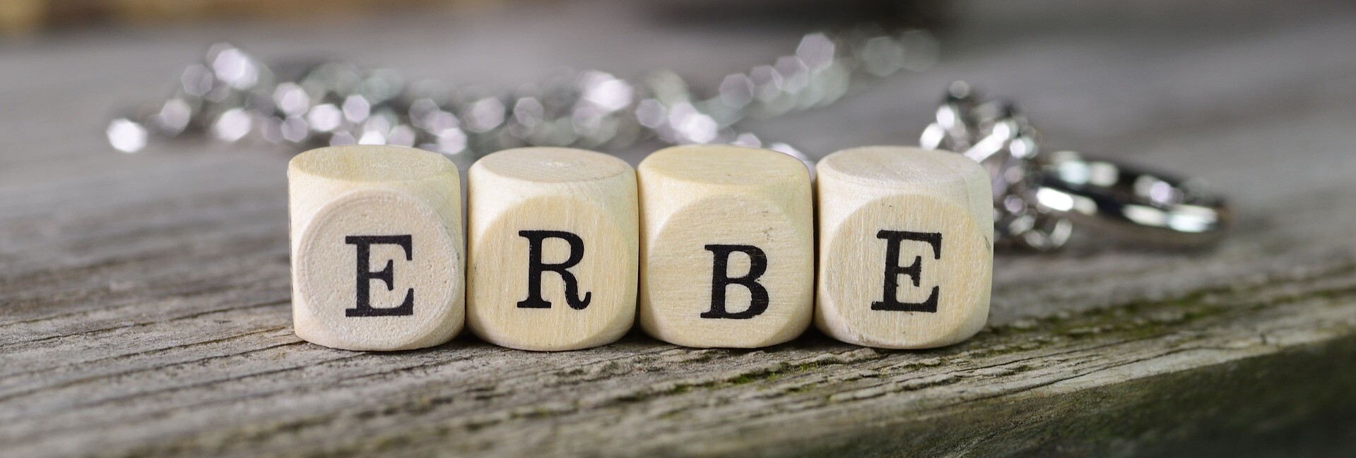 Würfel mit Erbe Schriftzug