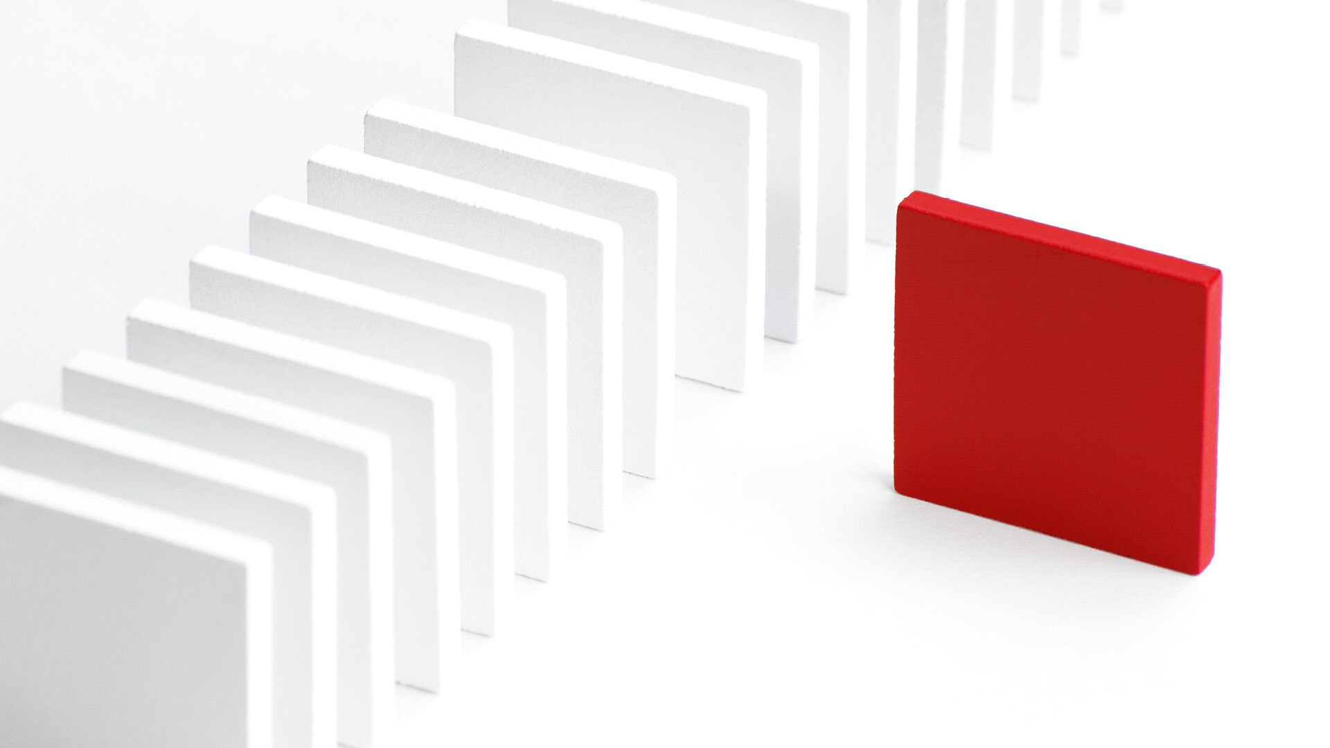 Roter Dominostein neben weißen