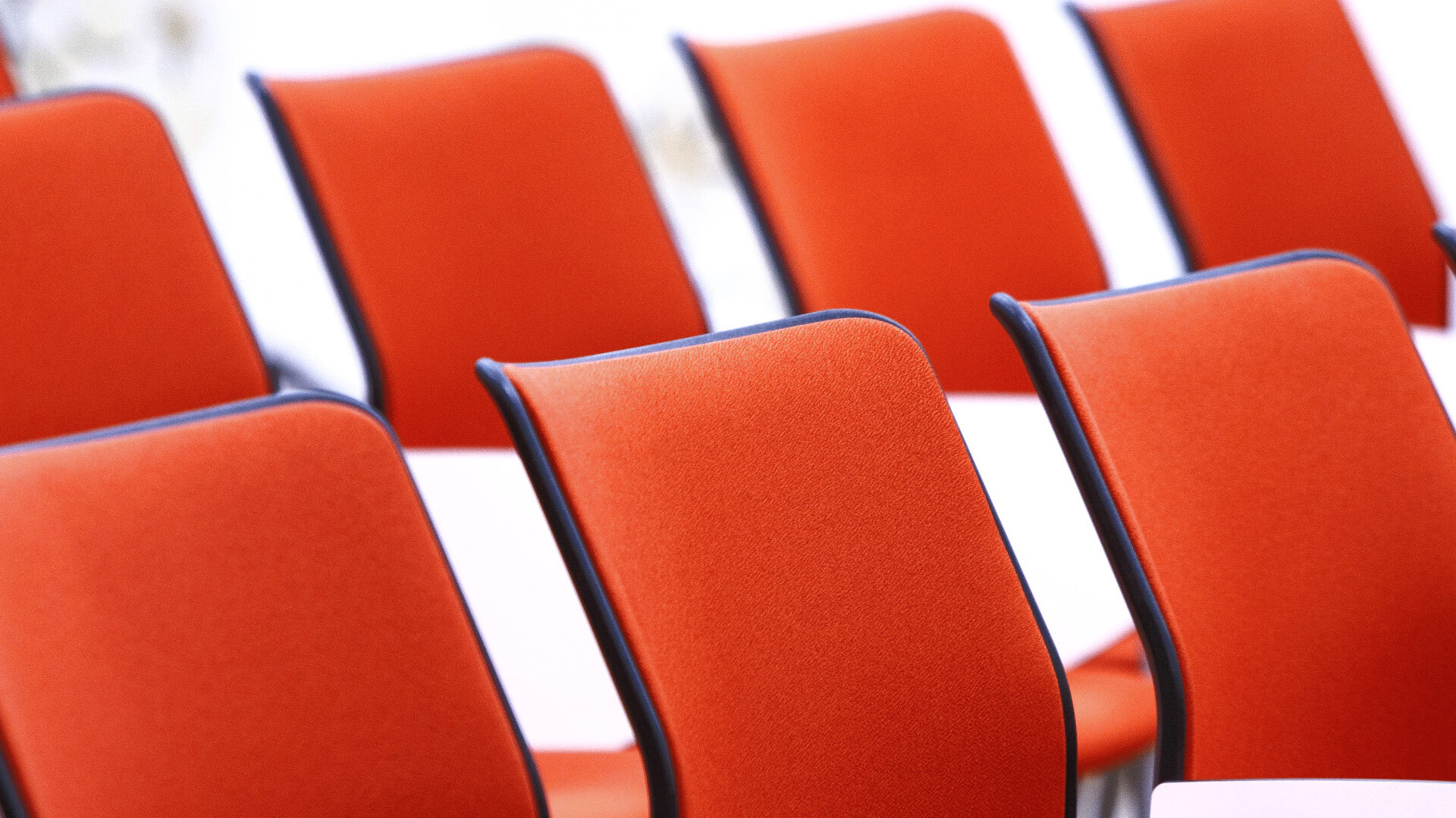 Rote Stühle in zwei Reihen