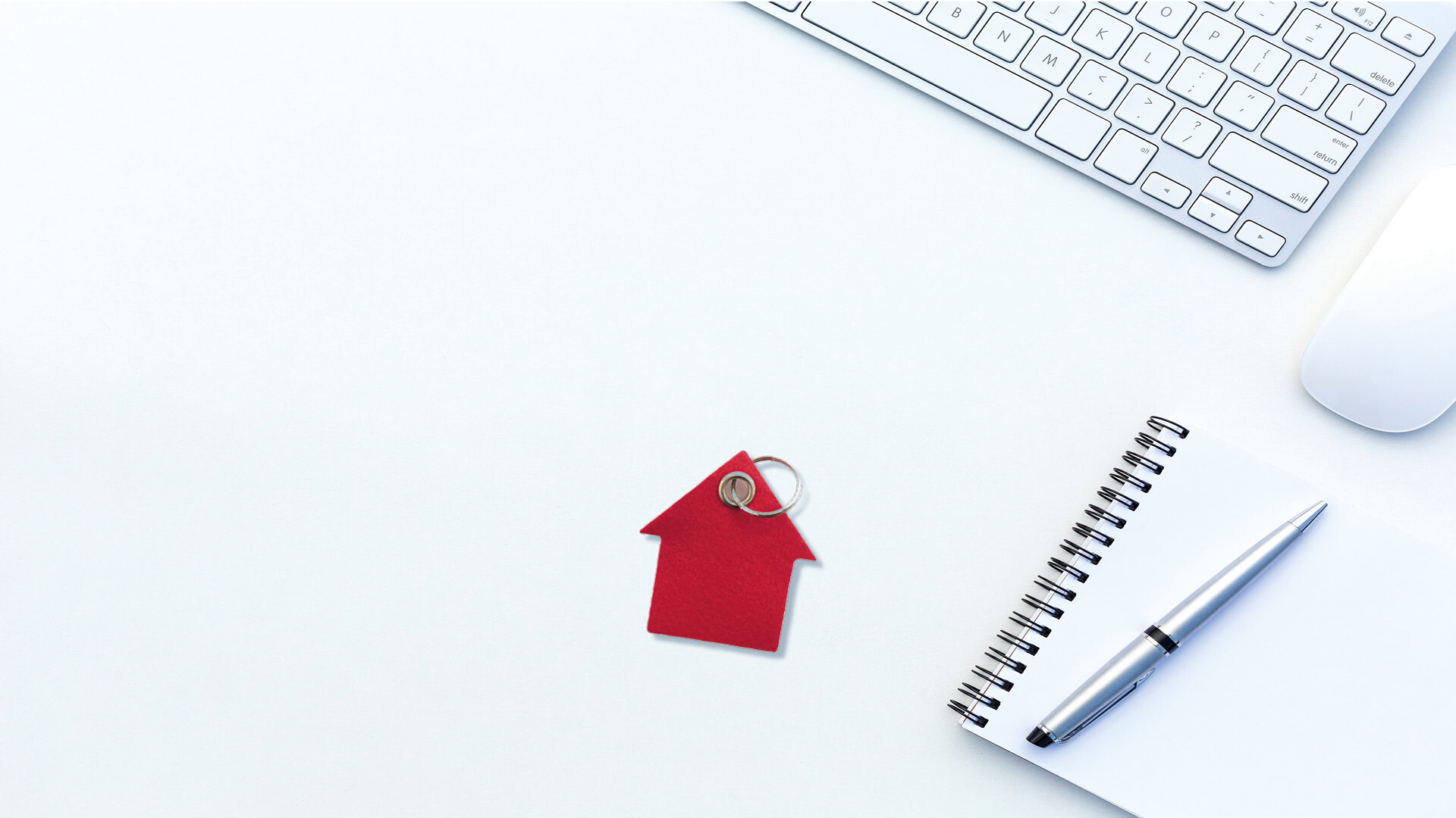 Haus aus Filz vor Tastatur