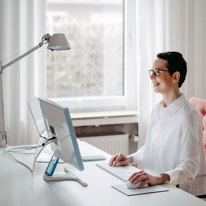 Maklerin Meike Küppers bei der Arbeit am Computer