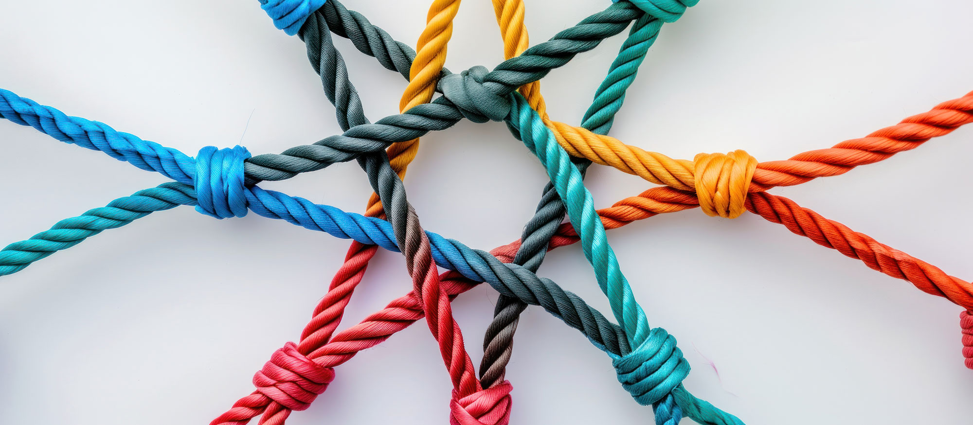 Zusammengeschnürte bunte Seile