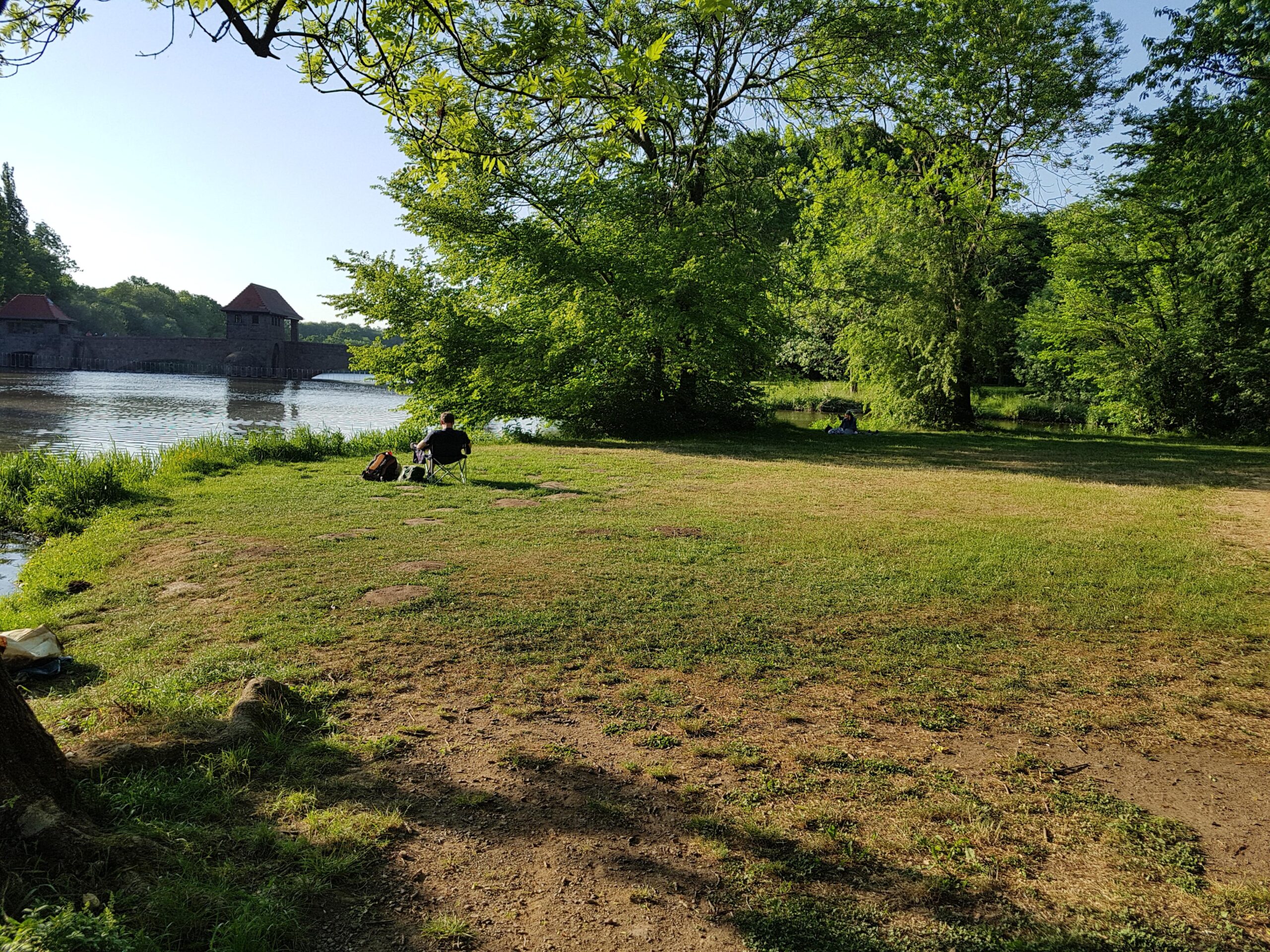 Person im Park am Wasser
