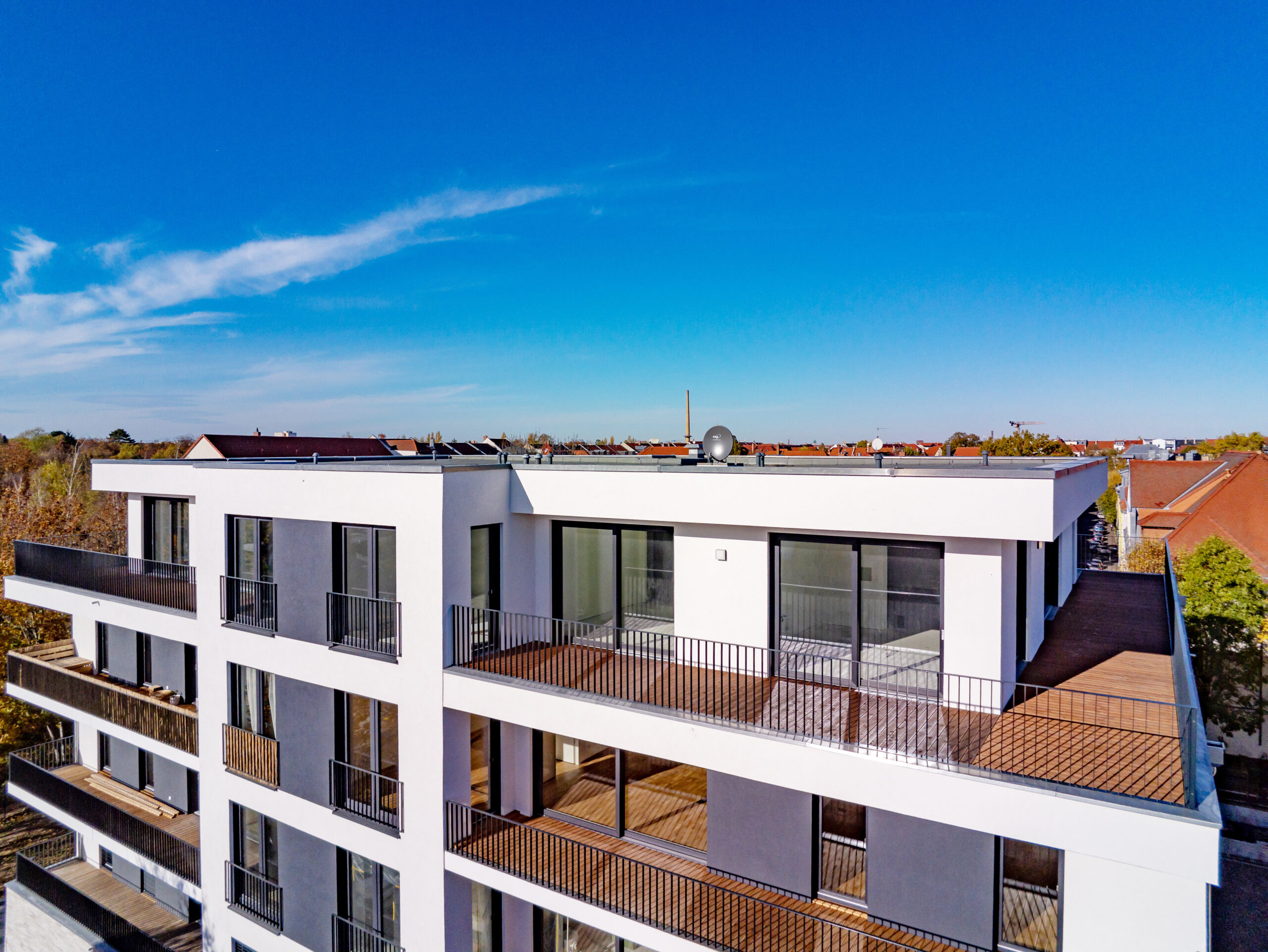 Modernes Mehrfamilienhaus mit Dachterrasse