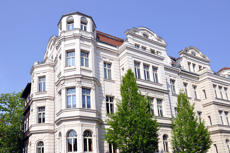 Weißer sanierter Altbau