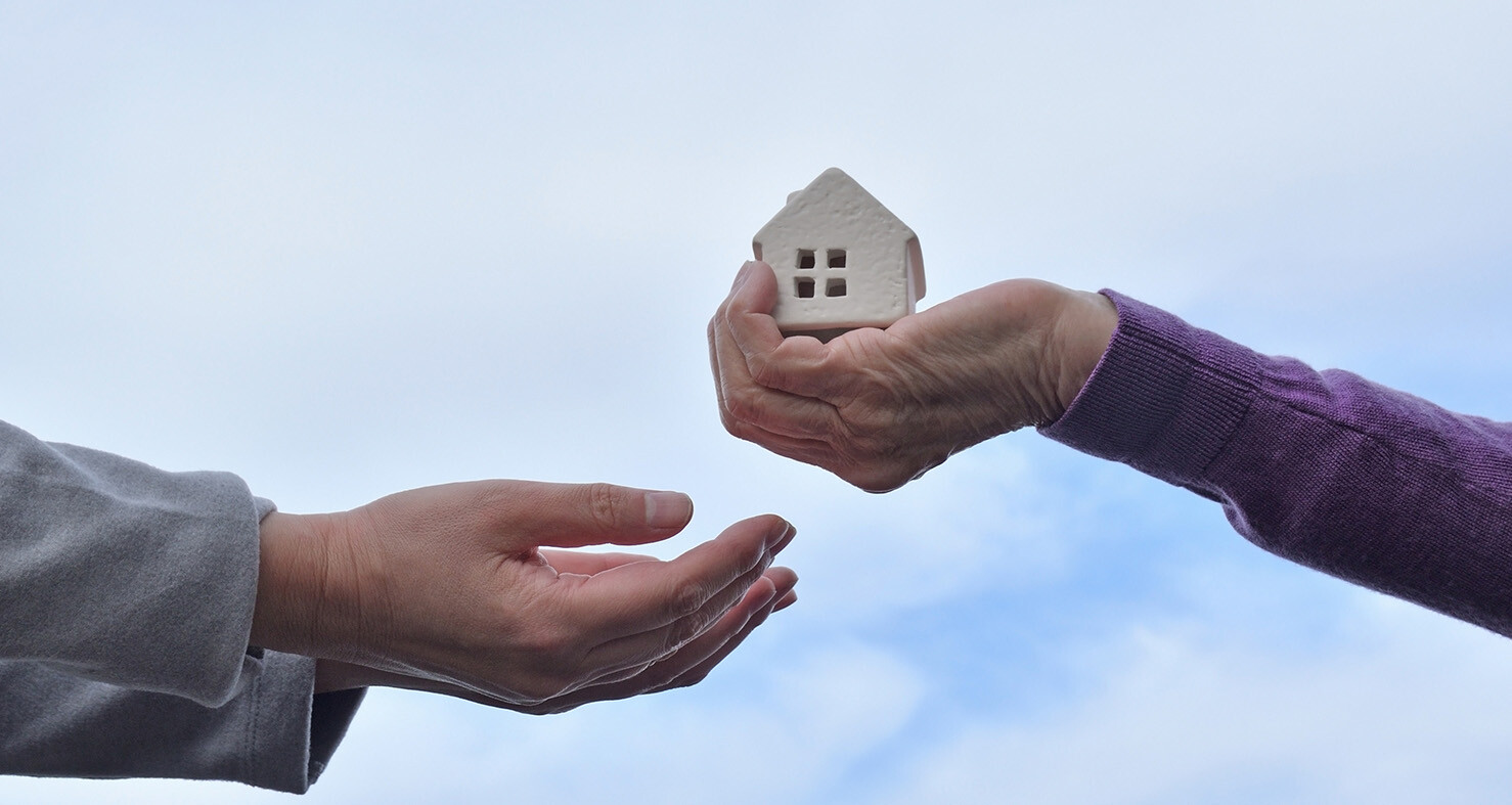 Senior überreicht Hausmodell