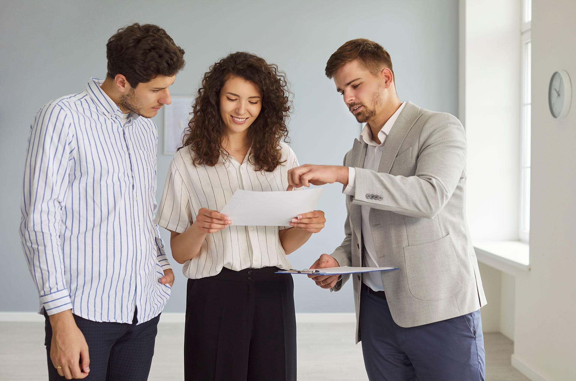 Makler führt Paar durch Besichtigung