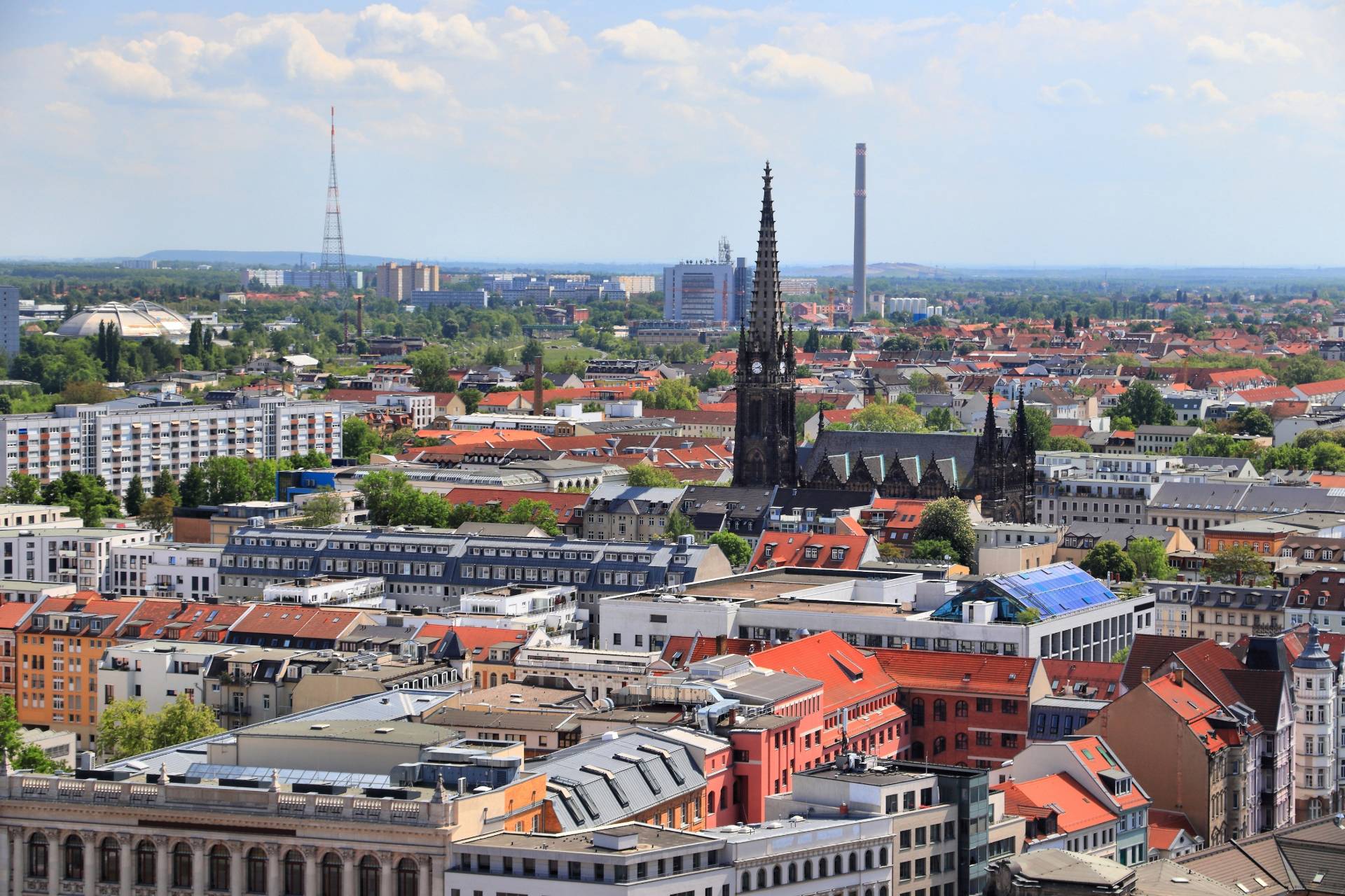 Blick über die Dächer von Leipzig auf die Peterskirche.